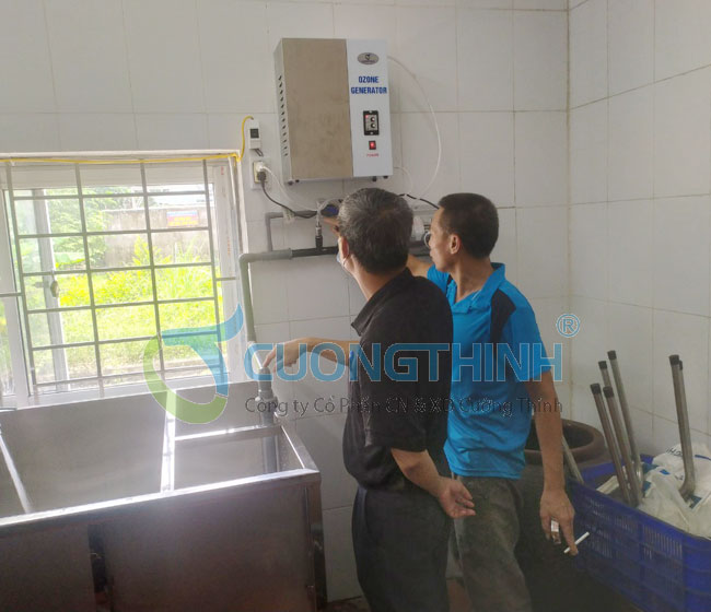 Nhân viên Cường Thịnh lắp đặt hệ thống máy ozone sục rửa thực phẩm tại Công ty than Hà Lầm, Quảng Ninh